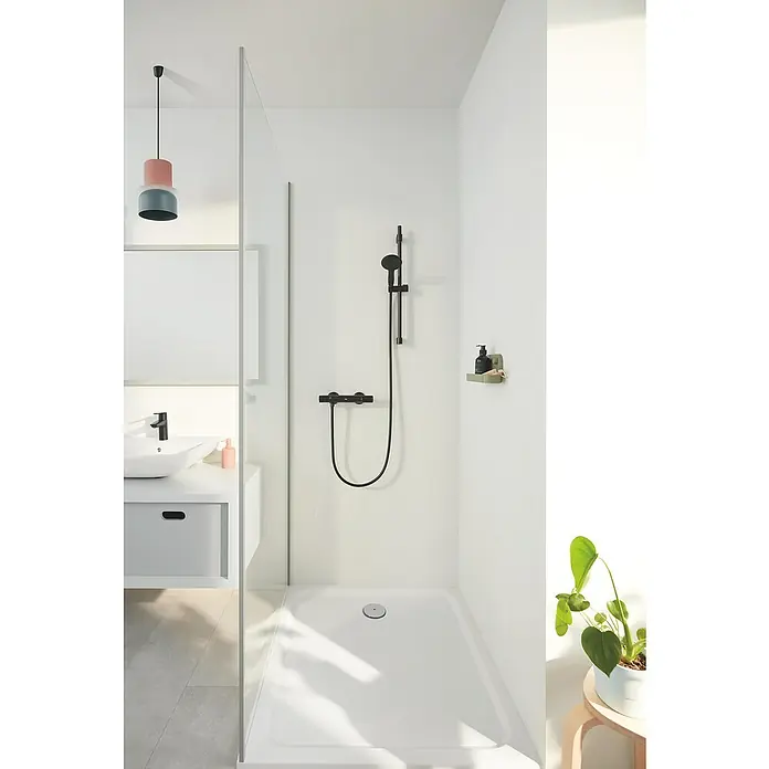 Grohe QuickFix Vitalio Start Brausegarnitur 110 - Lochabstand: 47 cm - 62 cm, Anzahl Strahlarten: 2 Stk., Schwarz - Schlichte Badezimmergestaltung mit einer modernen, mattschwarzen Duscharmatur und einer geräumigen, weißen Duschwanne für ein minimalistisches Ambiente.