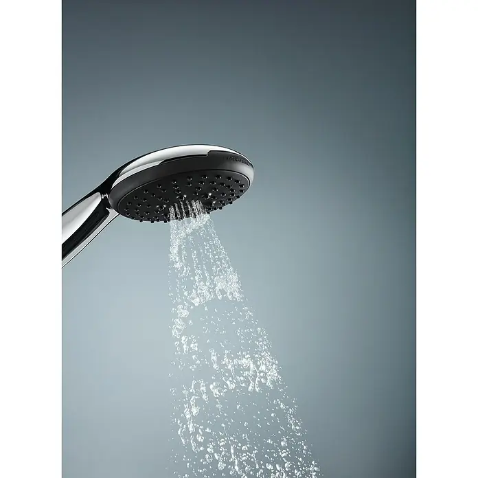 Grohe QuickFix Vitalio Start Brausegarnitur - Lochabstand: 47 cm - 62 cm, Anzahl Strahlarten: 3 Stk. - Nahaufnahme eines Duschkopfs, aus dem Wasser strömt, auf neutralem Hintergrund.