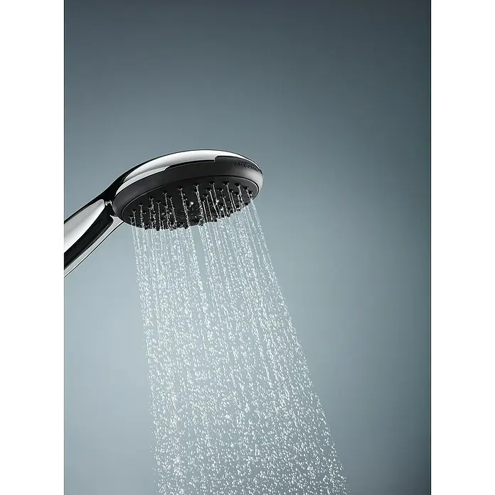 Grohe QuickFix Vitalio Start Brausegarnitur - Lochabstand: 47 cm - 62 cm, Anzahl Strahlarten: 3 Stk. - Nahaufnahme eines Duschkopfes mit fließendem Wasser, der das moderne Design und die Funktionalität des Produkts hervorhebt.