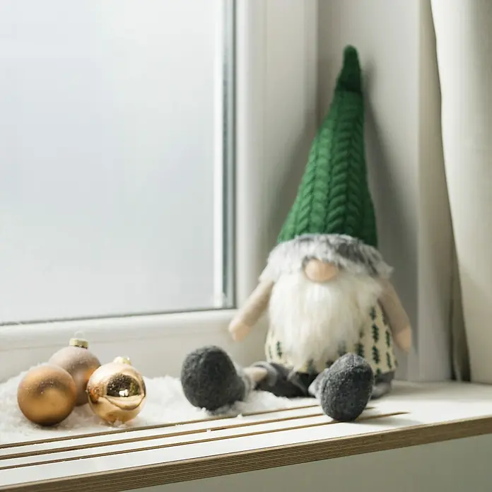 Dekofigur Weihnachtswichtel - L x B x H: 18 x 12 x 58 cm, Grün/Grau, Holz - Winterliche Fensterdekoration mit einem niedlichen Zwerg mit grünem Hut, goldenen Kugeln und Schneeflocken.
