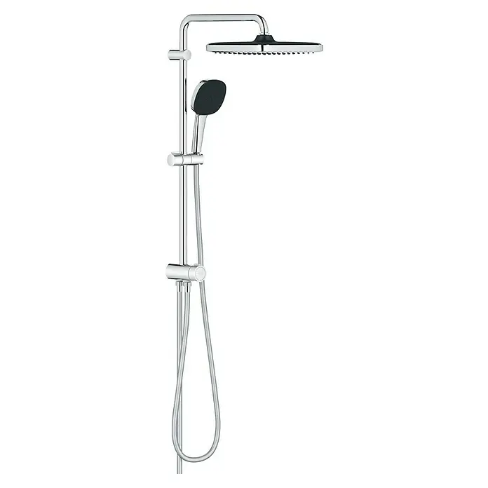 Grohe Vitalio Comfort Duschsystem 250 - Lochabstand: 62 cm, Anzahl Strahlarten: 2 Stk., Chrom - Abbildung einer Duschgarnitur mit Kopf- und Handbrause. Das moderne Design zeichnet sich durch klare Linien und glänzendes Chrom aus.