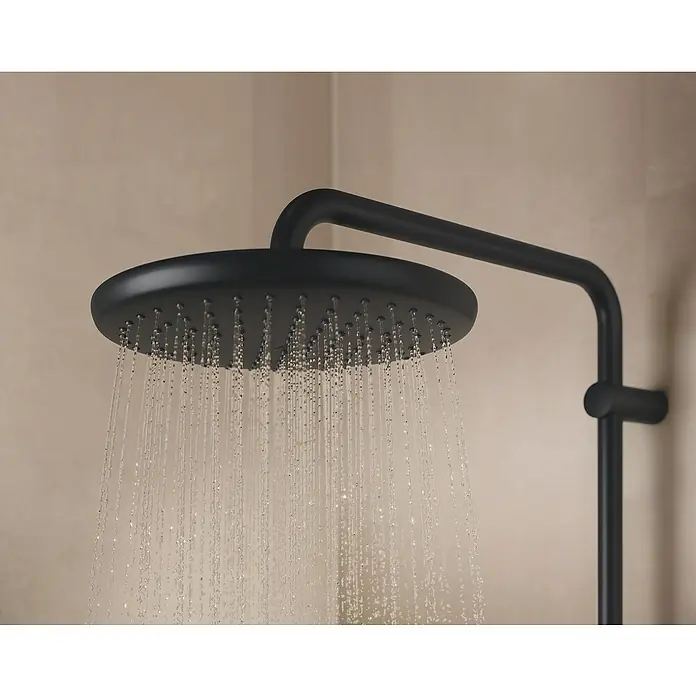 Grohe Vitalio Start Duschsystem 250 - Höhe: 101,6 cm, Anzahl Strahlarten: 2 Stk., Schwarz - Naheaufnahme eines modernen, mattschwarzen Duschkopfs mit fließendem Wasser vor einem neutralen Hintergrund. Der Fokus liegt auf dem Duscherlebnis.