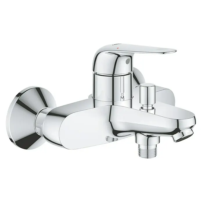 Grohe QuickFix Badewannenarmatur Swift - Chrom, Funkelnd - Nahaufnahme einer glänzenden Chrom-Badewannenarmatur mit Einhebelmischer und Wandmontage.