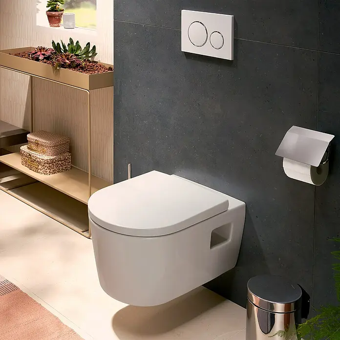 Hansgrohe Taza de WC suspendida sin borde EluPura - Sin borde de descarga, Sin esmalte especial, Forma de descarga: Profundo, Salida WC: Horizontal, Blanco, Con caída amortiguada - Inodoro suspendido en un baño moderno. La cisterna está oculta dentro de la pared, dando al espacio una estética elegante y minimalista.