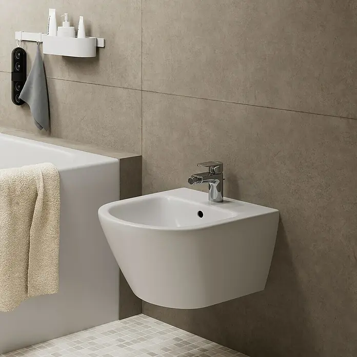 Hansgrohe Vernis Blend Bidetarmatur - Chrom, Glänzend - Nahaufnahme eines modernen, wandhängenden Bidets mit Chromarmatur in einem stilvollen Badezimmer.