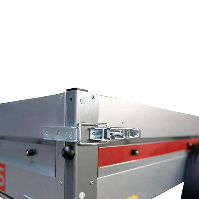 Stema Anhänger BH 7.5-20-12.1 - Nutzlast: 627 kg, Einachser, Kasteninnenmaß: 201 x 117 x 30 cm, Ungebremst - Nahaufnahme eines Anhängers mit silberner Oberfläche und einem stabilen, verchromten Verschlussmechanismus für sicheren Transport.