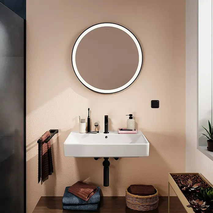Hansgrohe Lichtspiegel Xarita Lite S - 70 x 70 cm, Schwarz - Badezimmer mit Waschbecken, rundem Spiegel mit Beleuchtung, Handtuchhalter und Accessoires.