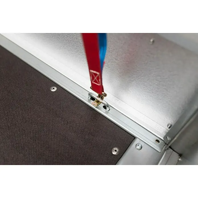 Stema Anhänger BASIC STL 750-25 - Nutzlast: 573 kg, Einachser, Kasteninnenmaß: 251 x 128 x 35 cm, Ungebremst - Detailaufnahme eines Verzurröse-Befestigungssystems mit einem rot-blauen Gurtband an einer metallenen Oberfläche. Robuste und zuverlässige Ladungssicherung.