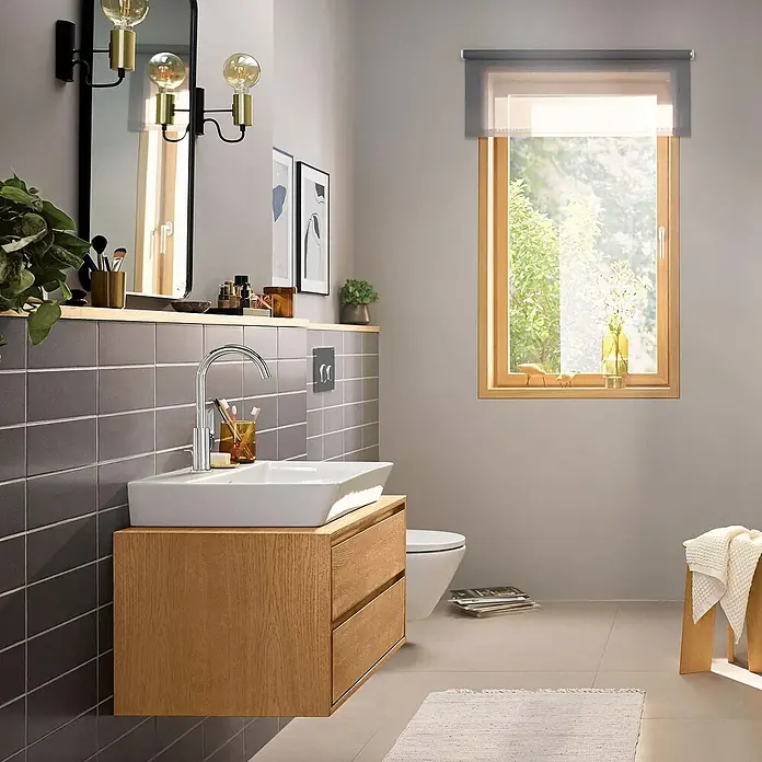 Hansgrohe Rebris E Waschtischarmatur 210 - Chrom, Glänzend - Modernes Badezimmer mit Waschtisch aus Holz, eckigem Waschbecken und stilvoller Beleuchtung.