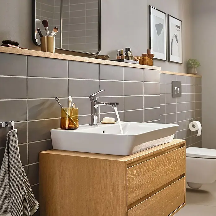 Hansgrohe Rebris E Waschtischarmatur 110 - Chrom, Glänzend - Ein modernes Badezimmer mit einem stilvollen Waschtischunterschrank und einem eleganten, rechteckigen Waschbecken mit Armatur.