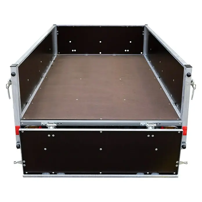 Stema Anhänger WOODOXX 750 - Nutzlast: 584 kg, Einachser, Kasteninnenmaß: 201 x 115 x 40 cm, Ungebremst - Ansicht von hinten auf einen robusten Autoanhänger mit brauner Ladefläche und stabilen, silberfarbenen Rahmen für Lastentransporte.