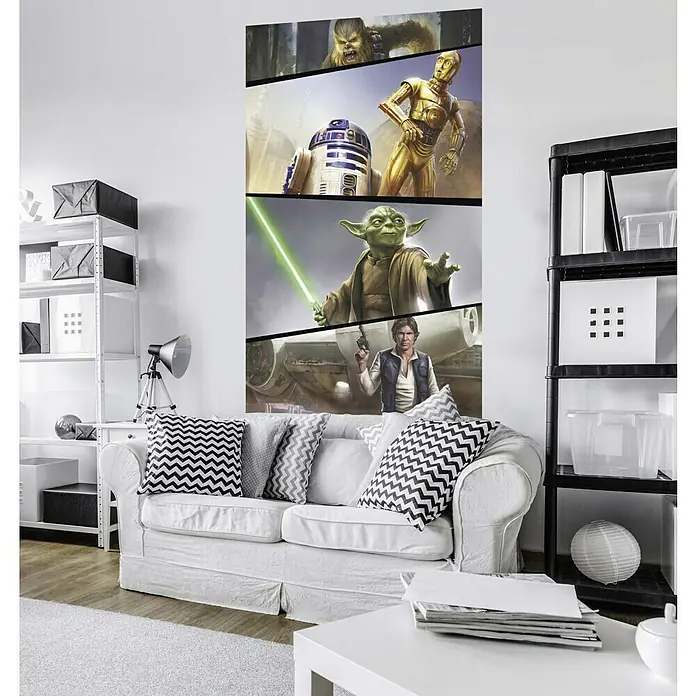 Komar Star Wars Fototapete Rebels - B x H: 120 x 200 cm, Vlies - Wandbild "Star Wars Collage" mit Chewbacca, R2-D2, C-3PO, Yoda und Han Solo in einem modernen Wohnzimmer, ideal für Filmfans und Sammler.