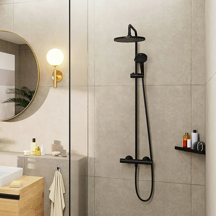 Hansgrohe Vernis Blend Duschsystem 240 - Lochabstand: 15 cm, Schwarz - Dieses Bild zeigt eine moderne, mattschwarze Duschgarnitur mit Kopf- und Handbrause, die sich an einer grauen gefliesten Wand befindet.