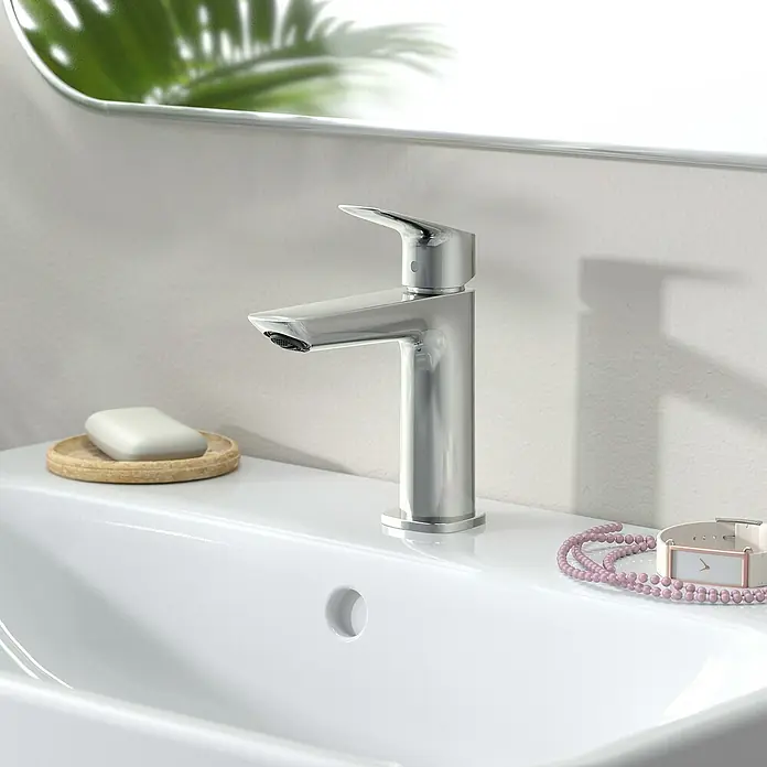 Hansgrohe Logis Waschtischarmatur 110 Fine CoolStart - Chrom - Elegante Nahaufnahme einer glänzenden Armatur auf einem weißen Waschbecken, ergänzt durch Seife und Schmuck.