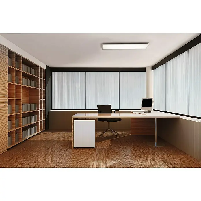 Ledvance Smart+ WiFi LED-Panel Planon Plus TW - 28 W, L x B x H: 100 x 25 x 5,6 cm, Silber - Elegantes Büro mit einem großen Schreibtisch, Regalen und viel Licht, das durch die Fenster fällt. Der Bürostuhl lädt zum Verweilen ein.