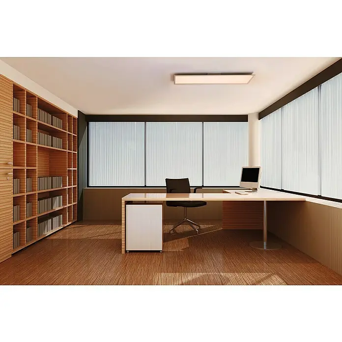 Ledvance Smart+ WiFi LED-Panel Planon Plus TW - 28 W, L x B x H: 100 x 25 x 5,6 cm, Silber - Helles Büro mit einem großen Schreibtisch, Bücherregal und großen Fenstern mit Jalousien, die für ein modernes und produktives Ambiente sorgen.