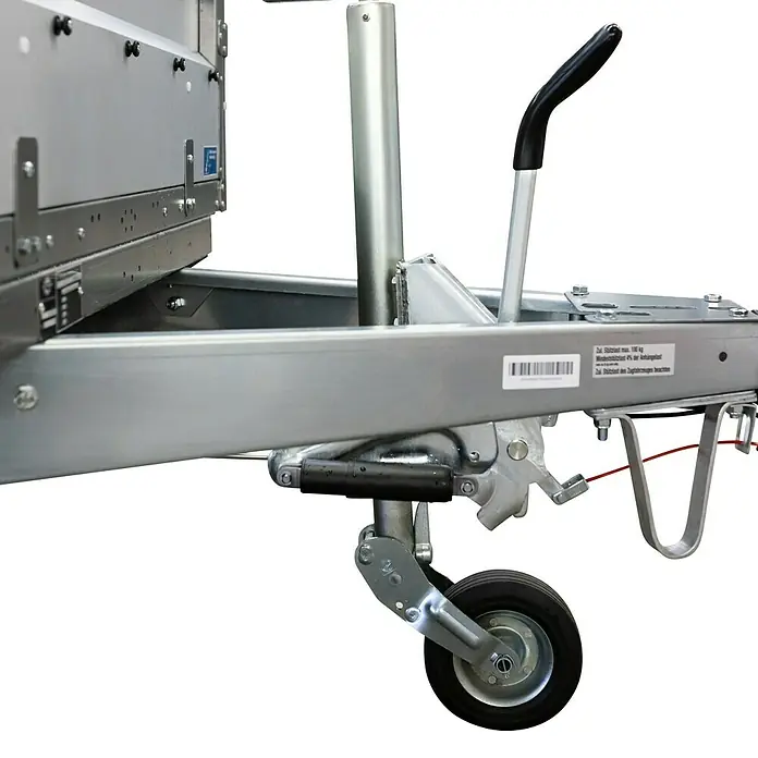 Stema Anhänger BASIC ST 1000-25-13.1 - Nutzlast: 740 kg, Einachser, Kasteninnenmaß: 251 x 128 x 35 cm, Gebremst - Detailansicht einer Anhängerkupplung mit Stützrad. Die robuste Konstruktion sorgt für sicheres An- und Abkoppeln des Anhängers.