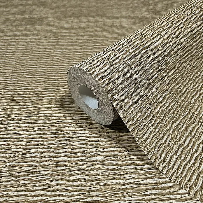Marburg Travertino Vliestapete Textiloptik - Beige, Sonstiges, 10,05 x 0,53 m - Nahaufnahme einer Rolle Struktur-Tapete in warmen Brauntönen, die eine natürliche Weboptik imitiert.