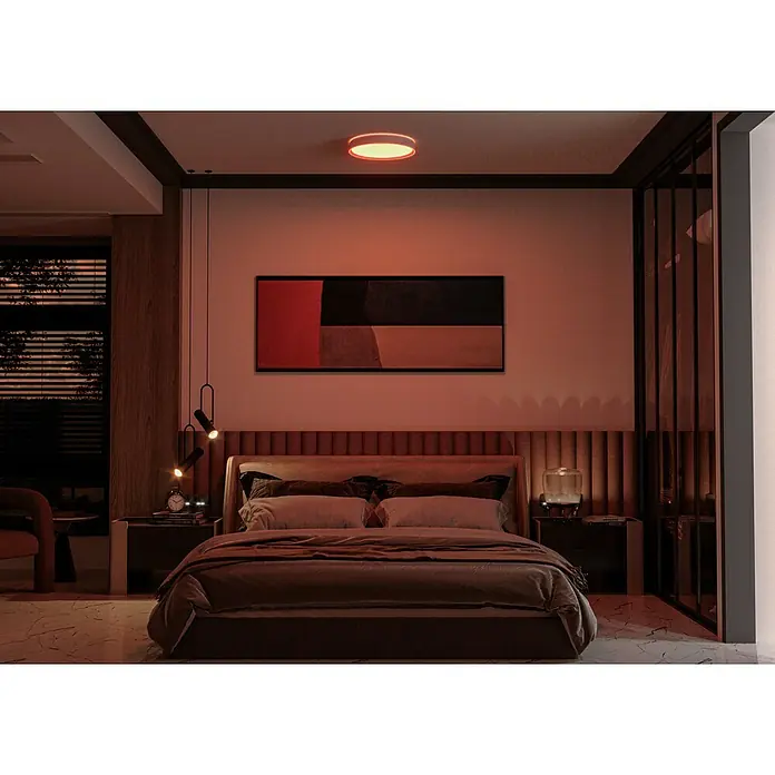 MegaLight LED-Deckenleuchte rund Wohlfühllicht Saturn - 30 W, Ø x H: 40 x 7,5 cm, Weiß, Mehrfarbig - Ein gemütliches Schlafzimmer mit einem großen Bett, Nachttischen und einer modernen Deckenleuchte, die für warmes Licht sorgt.