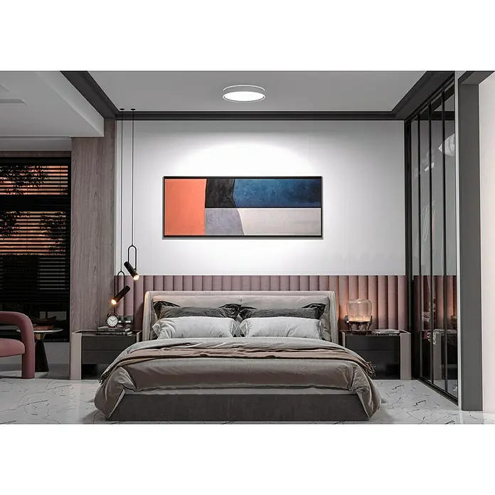 MegaLight LED-Deckenleuchte rund Wohlfühllicht Saturn - 30 W, Ø x H: 40 x 7,5 cm, Weiß, Mehrfarbig - Schlafzimmer mit einem modernen Bett, Nachttischen und Kunstwerken, das eine entspannende und stilvolle Atmosphäre schafft.