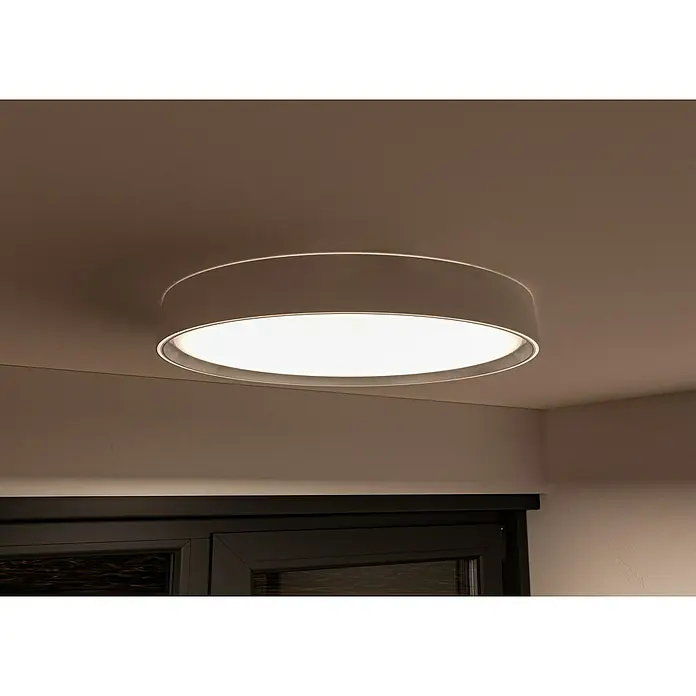 MegaLight LED-Deckenleuchte rund Wohlfühllicht Saturn - 30 W, Ø x H: 40 x 7,5 cm, Weiß, Mehrfarbig - Nahaufnahme einer modernen, runden Deckenleuchte mit hellem, diffusem Licht in einem Raum mit dunklen Fenstern.