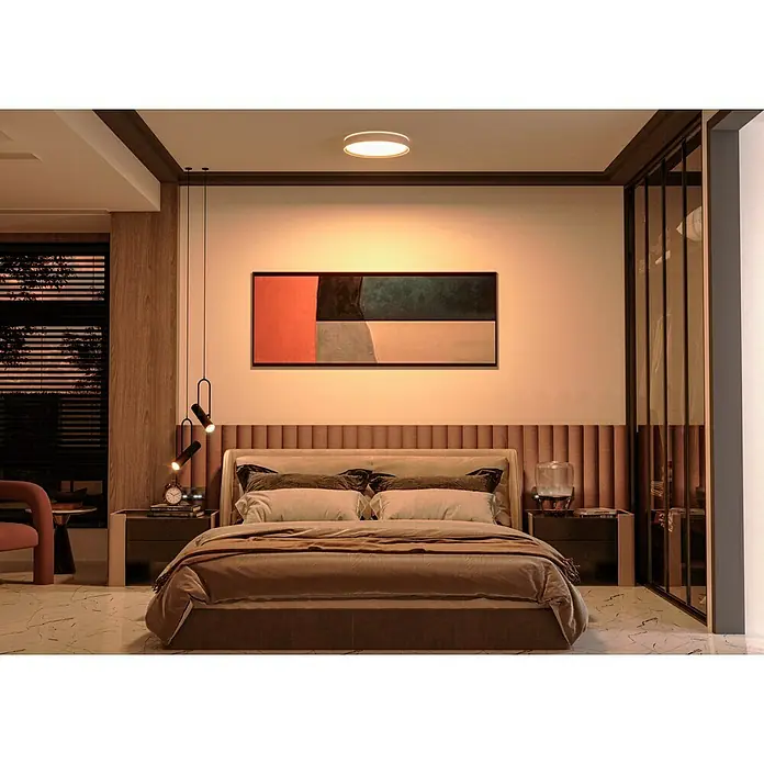 MegaLight LED-Deckenleuchte rund Wohlfühllicht Saturn - 30 W, Ø x H: 40 x 7,5 cm, Weiß, Mehrfarbig - Schlafzimmer mit großem Bett, Nachttischen, moderner Kunst und Deckenleuchte.