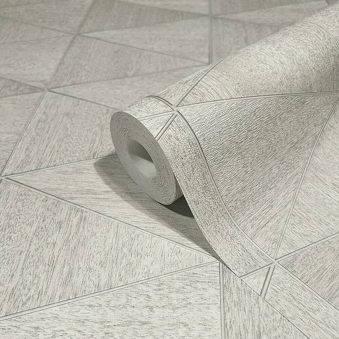 Marburg Travertino Papiertapete - Hellgrau, Grafisch, 10 x 0,53 m - Abbildung einer Rolle geometrischer Tapete in neutralem Farbton, die ein modernes und stilvolles Wanddesign betont.