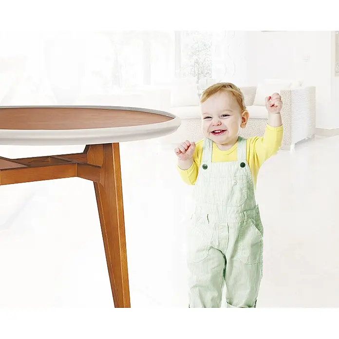 Dreambaby Eckenschutz - Grau, L x B: 2.000 x 41 mm - Der runde Tisch mit Holzplatte und hellen Beinen, der eine fröhliche und spielerische Atmosphäre schafft.