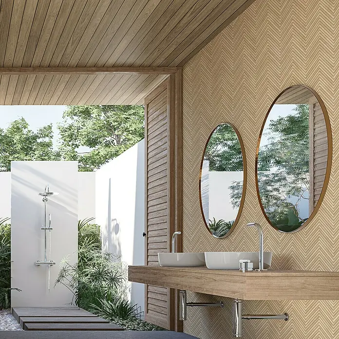 Marburg Travertino Vliestapete Fischgrätmuster - Beige, Holzoptik, 10,05 x 0,53 m - Ein Badezimmer mit zwei ovalen Spiegeln über einem hölzernen Waschtisch und Außenbereich mit Dusche.
