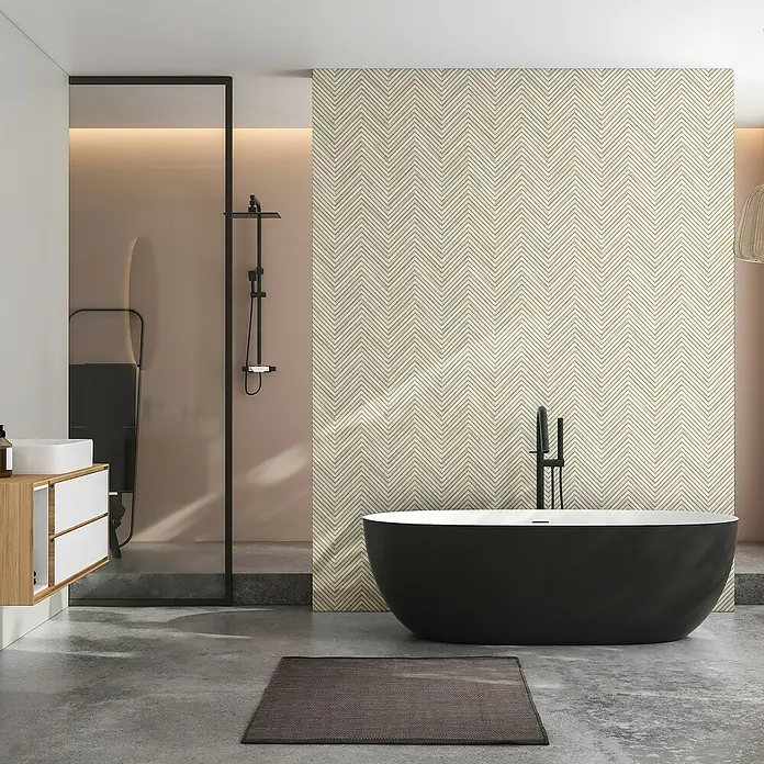 Marburg Travertino Vliestapete - Helles Strukturbeige, Uni, 10,05 x 0,53 m - Elegantes Badezimmer mit freistehender Badewanne, modernem Waschtisch und stilvoller Dusche. Das Muster der Wandgestaltung verleiht dem Raum eine besondere Note.