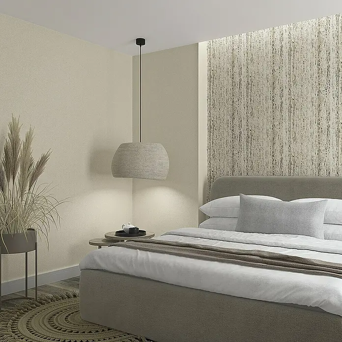 Marburg Travertino Vliestapete - Beige, Uni, 10,05 x 0,53 m - Das Bild zeigt eine Schlafzimmerlampe mit einem einzigartigen Design, die über einem Nachttisch hängt und eine gemütliche Atmosphäre schafft.