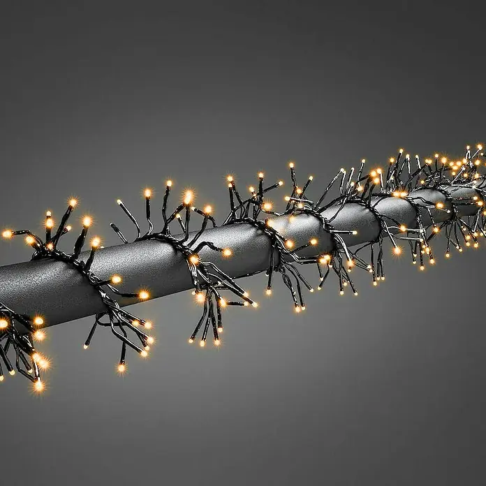 Konstsmide LED-Clusterlichterkette Micro LED Cluster - Außen, Länge: 10,8 m, 768 Stk., Netzbetrieben, Lichtfarbe: Bernstein - Nahaufnahme einer LED-Lichterkette mit warmweißem Licht, die um eine dunkle Stange gewickelt ist und eine gemütliche Atmosphäre erzeugt.