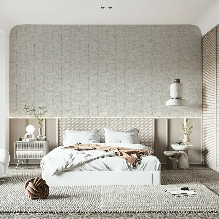 Marburg Travertino Papiertapete - Hellgrau, Grafisch, 10 x 0,53 m - Elegantes Schlafzimmer mit einem stilvollen weißen Bett, akzentuiert durch eine gemusterte Wand und eine moderne Lampe, die eine beruhigende Atmosphäre schafft.