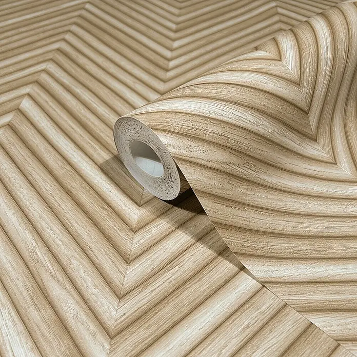 Marburg Travertino Vliestapete Fischgrätmuster - Beige, Holzoptik, 10,05 x 0,53 m - Nahaufnahme einer Rolle brauner Holzstruktur-Tapete mit einem stilvollen Chevron-Muster.