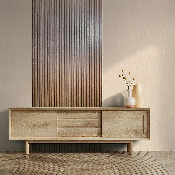 Marburg Travertino Vliestapete Paneel-Optik - Kupfer, Metalloptik, 10,05 x 0,53 m - Elegantes Sideboard aus hellem Holz mit Schiebetüren und Schubladen, dekoriert mit Vasen vor einer Akzentwand.