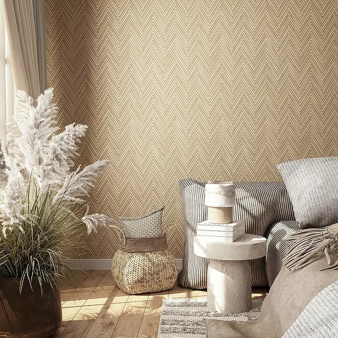 Marburg Travertino Vliestapete Fischgrätmuster - Beige, Holzoptik, 10,05 x 0,53 m - Wohnraum mit dekorativem Ziergras im Topf, geflochtenem Korb und stilvollem Beistelltisch mit Büchern und Dekoration.