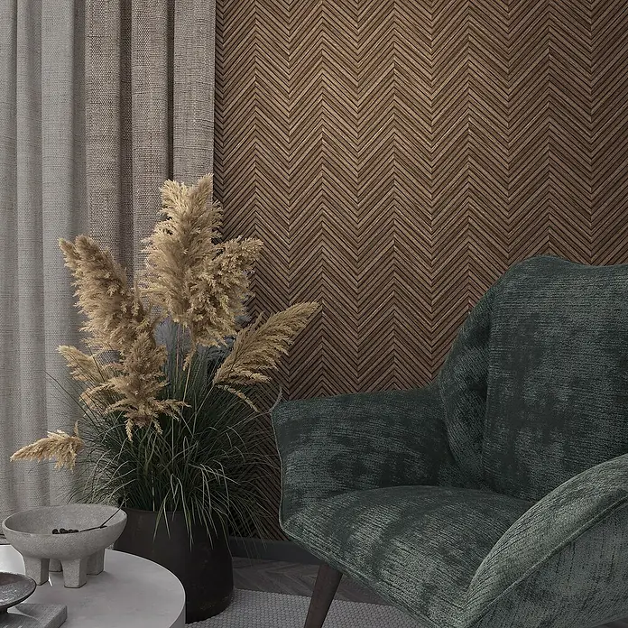 Marburg Travertino Vliestapete Fischgrätmuster - Dunkelbraun, Holzoptik, 10,05 x 0,53 m - Nahaufnahme eines eleganten grünen Sessels mit stilvollem Bezug, ergänzt durch dekorative Elemente und einer strukturierten Wand im Hintergrund.