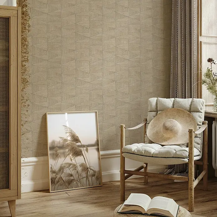 Marburg Travertino Papiertapete - Beigebraun, Grafisch, 10,05 x 0,53 m - Elegantes Interieur mit einer gemusterten Tapete in natürlichen Farbtönen, die dem Raum eine warme und einladende Atmosphäre verleiht.