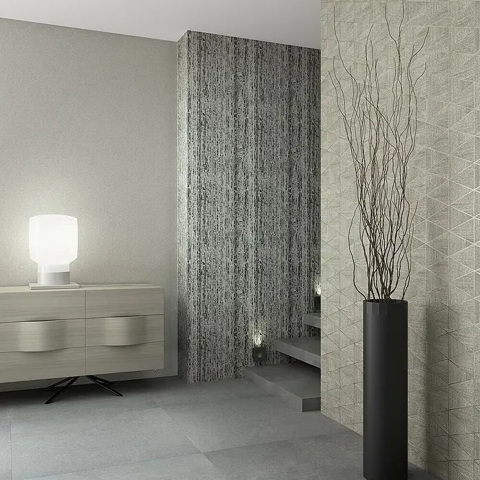 Marburg Travertino Papiertapete - Beige, Grafisch, 10,05 x 0,53 m - Elegante Raumgestaltung mit einer stilvollen Kommode, einer hohen schwarzen Vase mit Zweigen und modernen Wandverkleidungen.