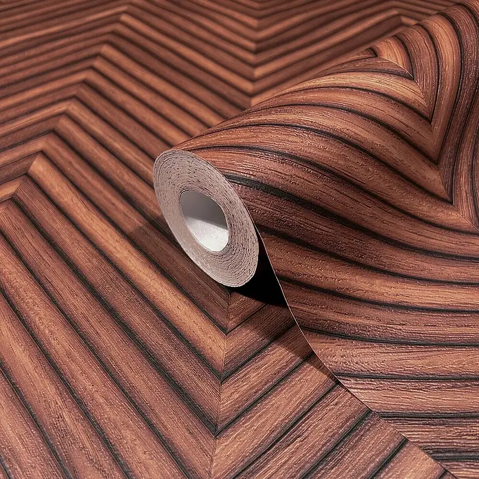 Marburg Travertino Vliestapete Fischgrätmuster - Rotbraun, Holzoptik, 10,05 x 0,53 m - Nahaufnahme einer Rolle Holzfurnier-Tapete mit Fischgrätmuster, die eine warme und natürliche Atmosphäre vermittelt.