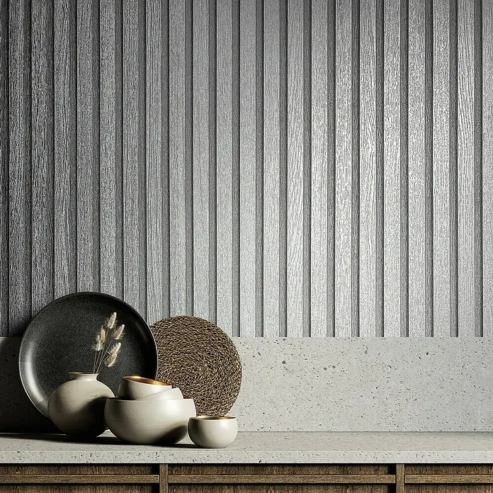 Marburg Travertino Vliestapete Paneel-Optik - Silber, Metalloptik, 10,05 x 0,53 m - Elegante Wanddekoration mit vertikalen Holzpaneelen, ergänzt durch eine stilvolle Anordnung von Keramikgeschirr und einem Teller.