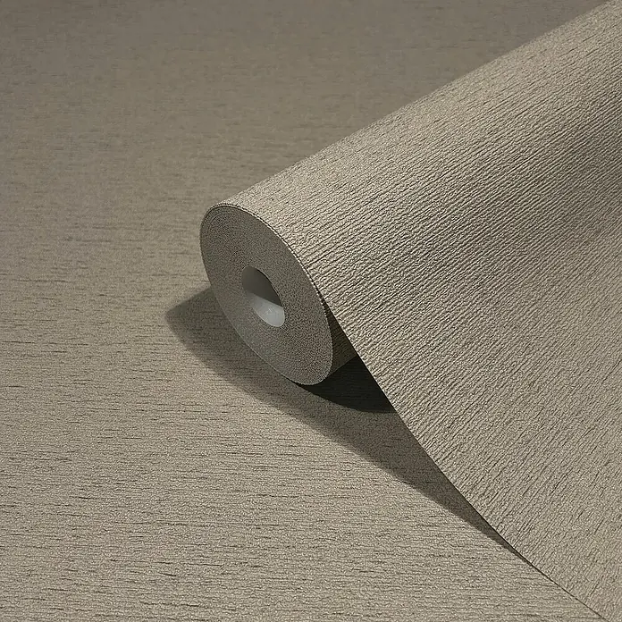 Marburg Travertino Vliestapete Struktur - Braun, Steinoptik, 10,05 x 0,53 m - Nahaufnahme einer Rolle hochwertiger, brauner Tapete mit markanter Textur. Ideal für stilvolle Wandgestaltungen.