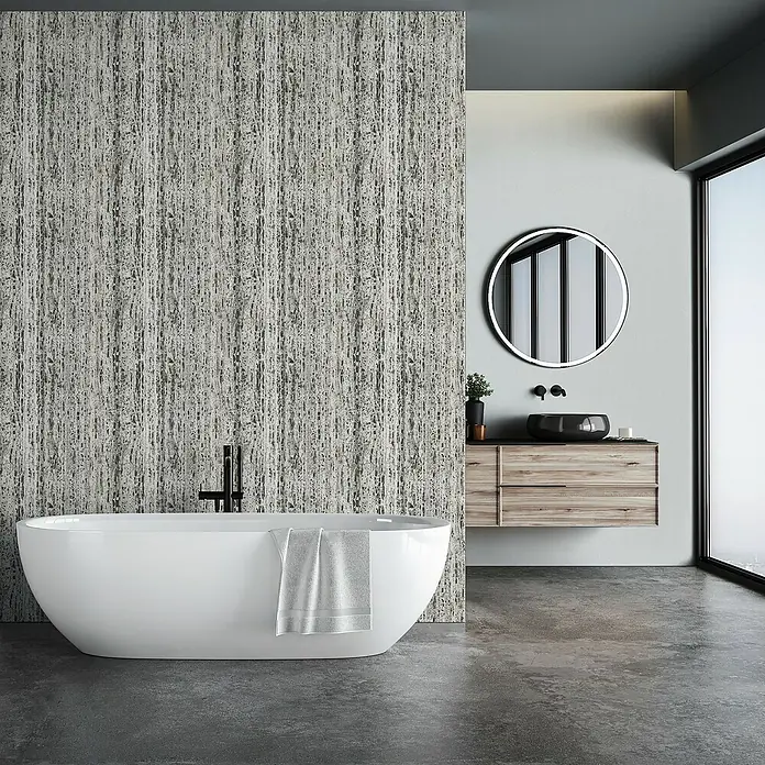 Marburg Travertino Vliestapete - Blaugrau, Uni, 10,05 x 0,53 m - Elegantes Badezimmer mit freistehender Badewanne, moderner Waschtischkombination und stilvollem rundem Spiegel für ein luxuriöses Ambiente.