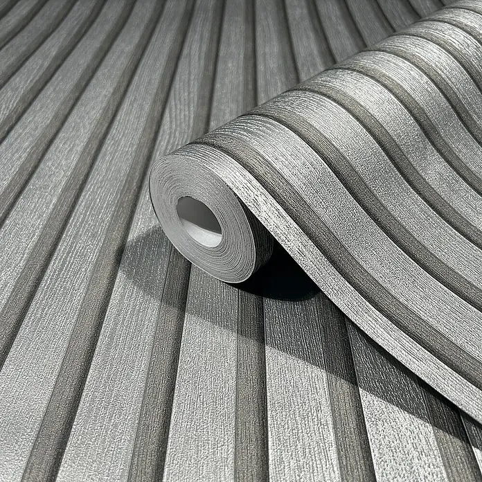 Marburg Travertino Vliestapete Paneel-Optik - Silber, Metalloptik, 10,05 x 0,53 m - Ein detailreiches Bild einer Rolle gestreifter, grauer Vinyltapete mit subtiler Textur, die für die Dekoration entworfen wurde.