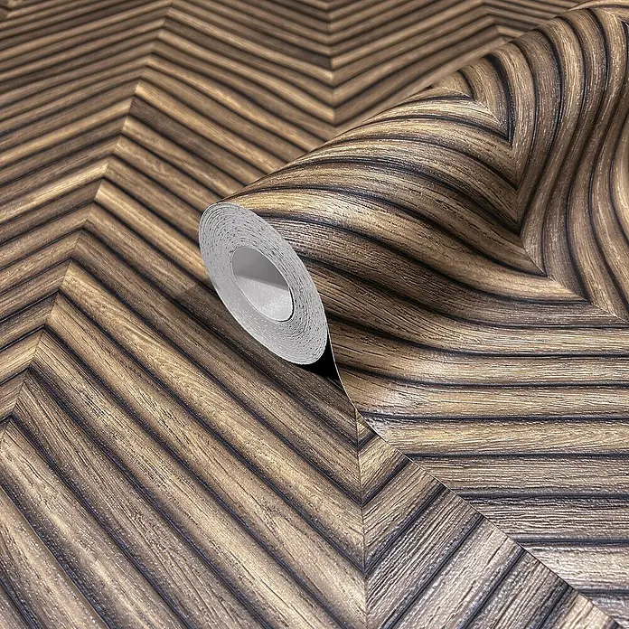 Marburg Travertino Vliestapete Fischgrätmuster - Dunkelbraun, Holzoptik, 10,05 x 0,53 m - Nahaufnahme einer Rolle dunkler Holzoptik-Tapete mit einem Chevron-Muster, das eine natürliche und moderne Ästhetik für Innenräume bietet.