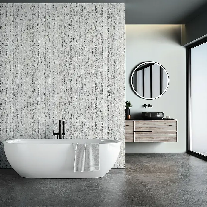 Marburg Travertino Vliestapete Struktur - Weiß-Grau, Steinoptik, 10,05 x 0,53 m - Elegantes Badezimmer mit freistehender Badewanne, modernem Waschtisch und stilvollem Spiegel. Die graue Farbgebung sorgt für eine entspannende Atmosphäre.