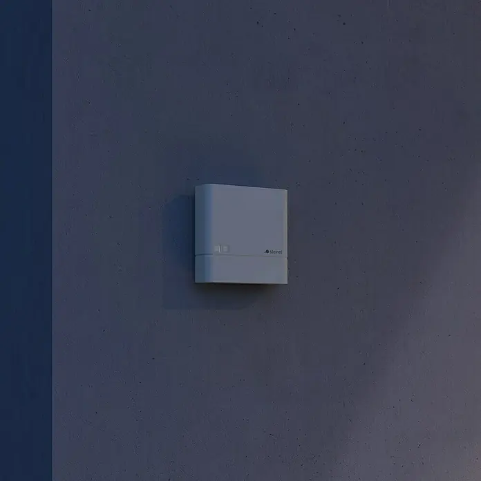 Steinel Dämmerungssensor NightmatIQ - Weiß - Eine Nahaufnahme einer weißen Steinel-Außenleuchte, die an einer grauen Wand befestigt ist und eine dezente Beleuchtung für den Außenbereich bietet.