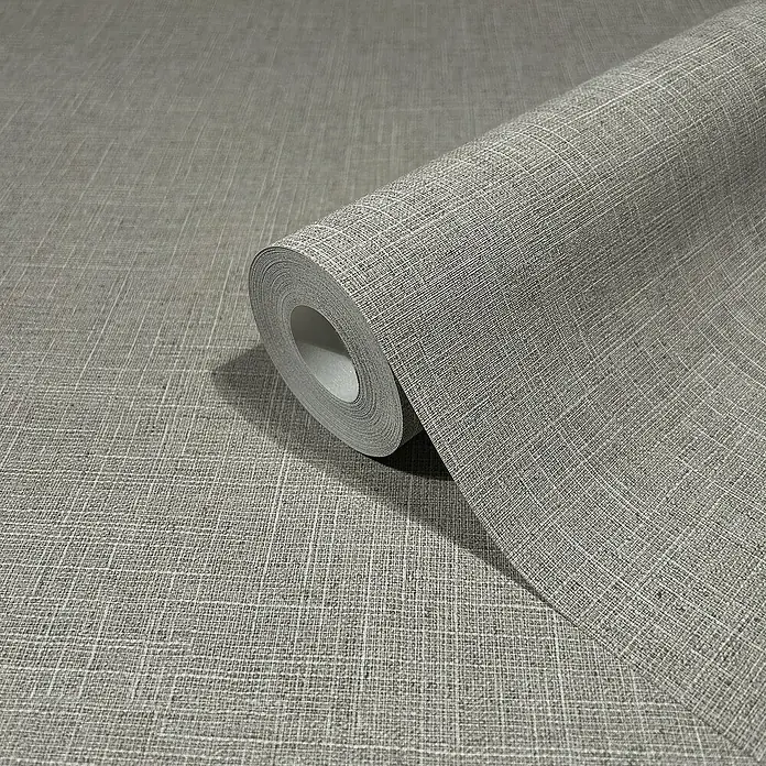 Marburg Travertino Vliestapete - Strukturgrau, Uni, 10,05 x 0,53 m - Nahaufnahme einer Rolle grauer texturierter Vinyltapete, die ein elegantes Leinenwebedesign für moderne Innenräume zeigt.