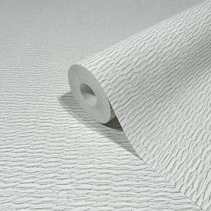 Marburg Travertino Vliestapete Textiloptik - Weißgrau, Sonstiges, 10,05 x 0,53 m - Nahaufnahme einer Rolle grauer Tapete mit geprägter Textur, die ein modernes und stilvolles Design für die Wanddekoration zeigt.