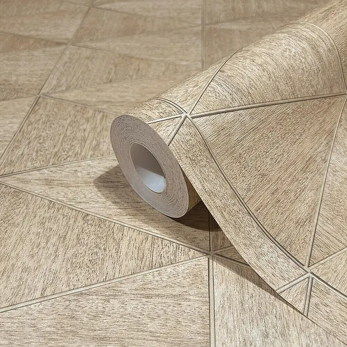 Marburg Travertino Papiertapete - Beigebraun, Grafisch, 10,05 x 0,53 m - Nahaufnahme einer Rolle stilvoller Holzstruktur-Tapete mit geometrischem Muster, ideal für moderne Innenräume.